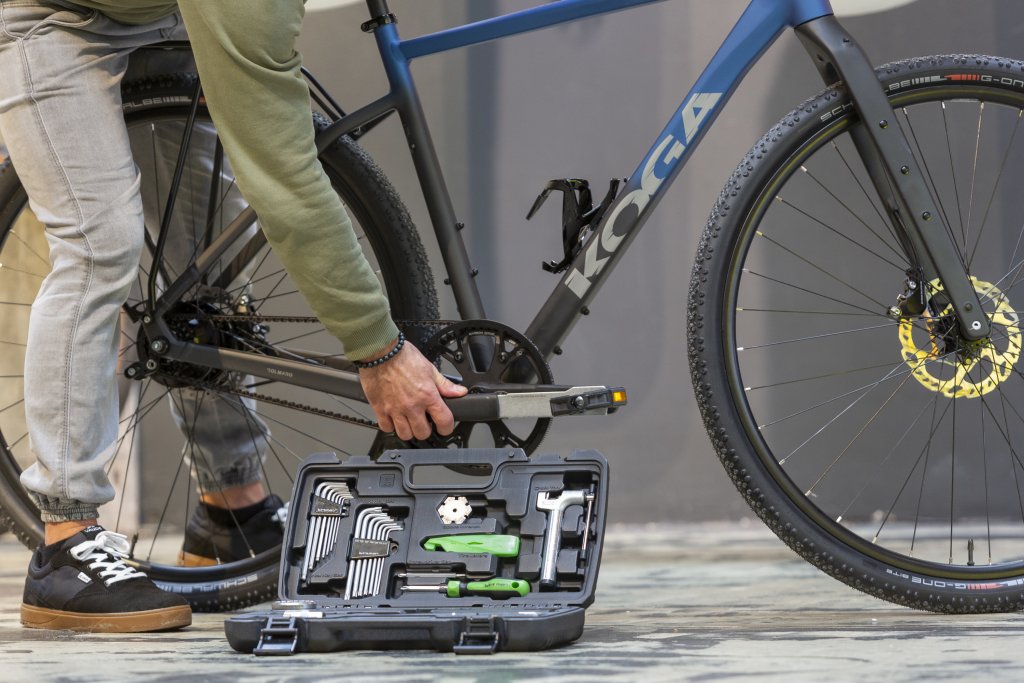 Werkzeugkoffer für Fahrräder steht vor Fahrrad.
