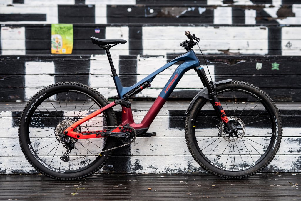 Ein E-Mountainbike steht vor einer bunten Wand.