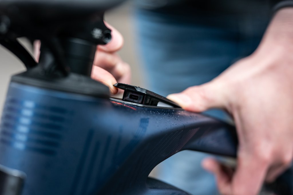 Lademöglichkeit für Smartphones an einem E-Bike-Display.