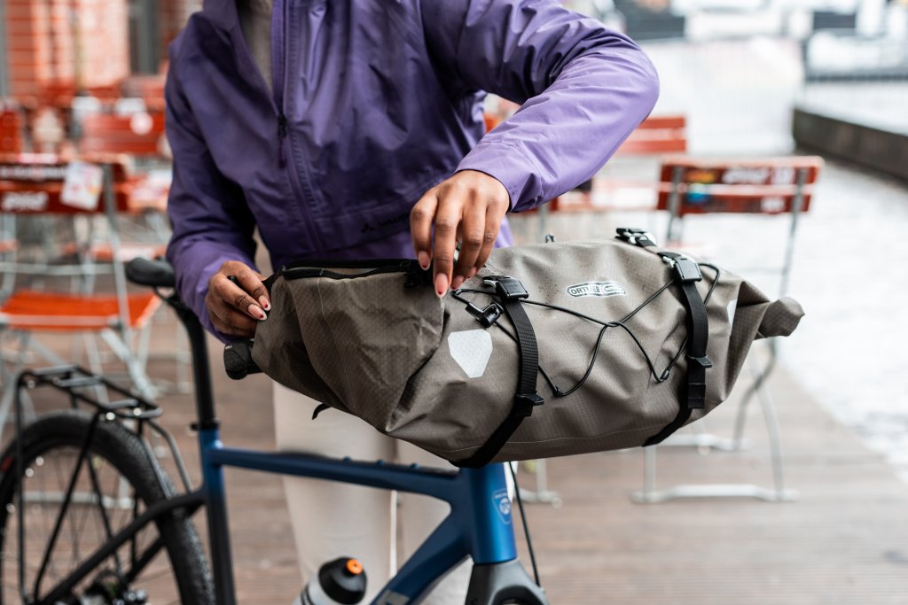 Frau packt Lenkertasche.