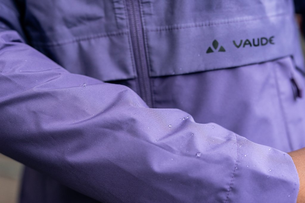 Wassertropfen auf einer Fahrradjacke.