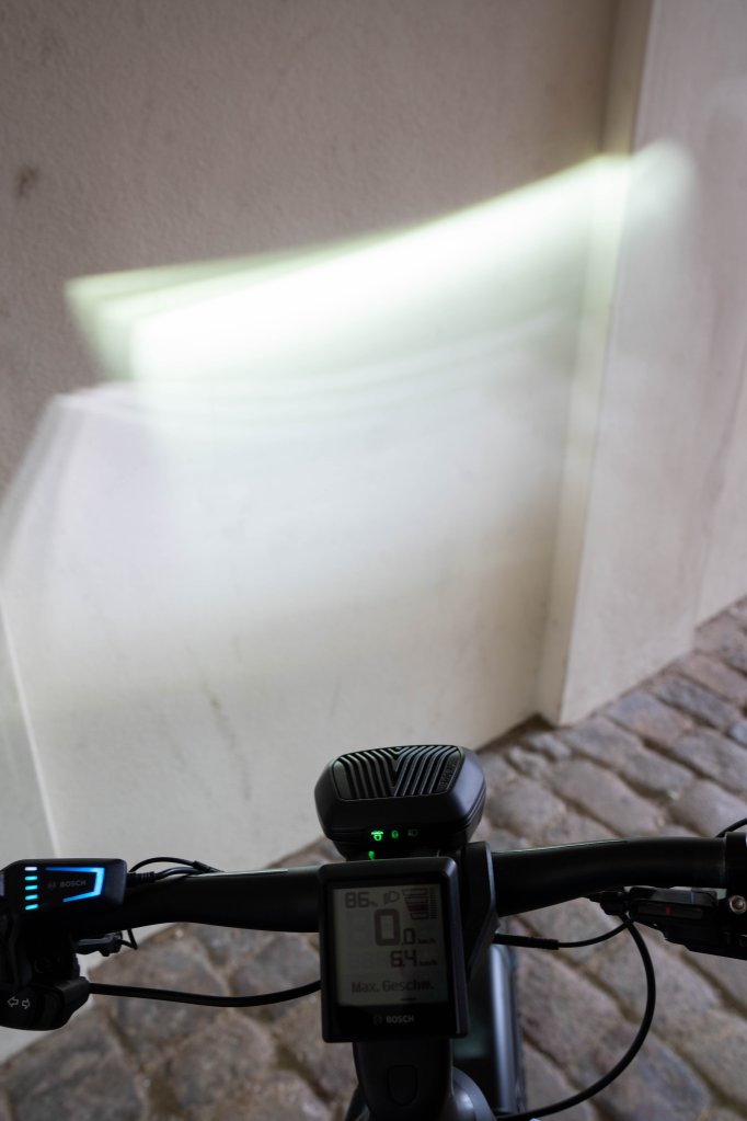 Fahrradlicht an einer Wand.