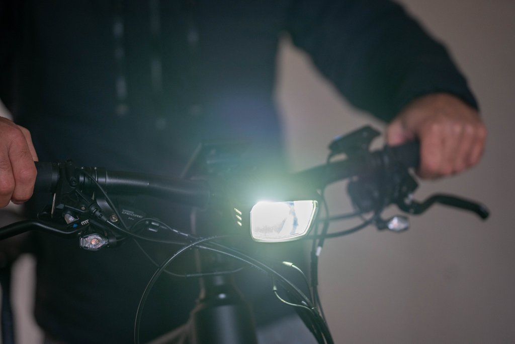 Angeschalteter Scheinwerfer eines E-Bikes.