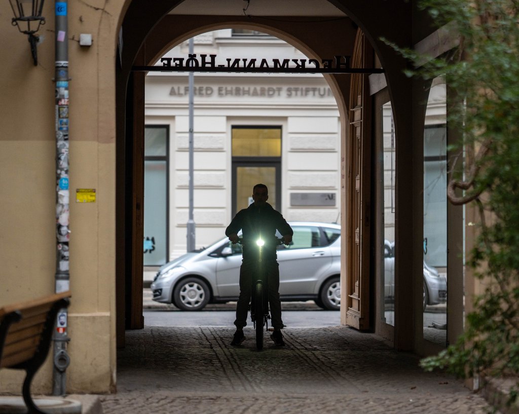 E-Bike-Scheinwerfer in einem Hausflur.