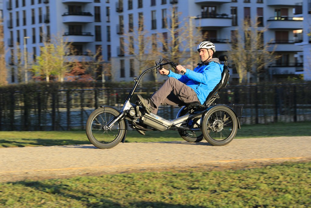 Das Foto zeigt einen Mann auf dem Sesseldreirad „Delta tx“ von HP Velotechnik.