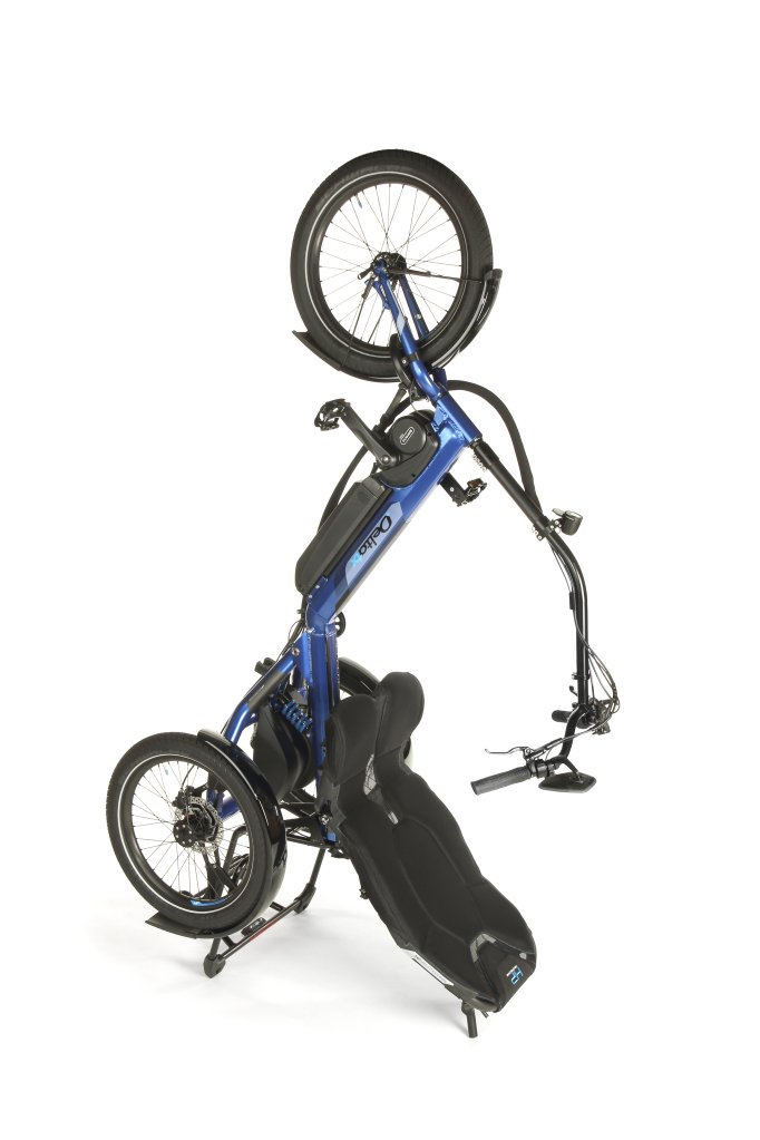 Das Foto zeigt das Sesseldreirad „Delta tx“ von HP Velotechnik, das aufrecht geparkt wurde, vor weißem Hintergrund.