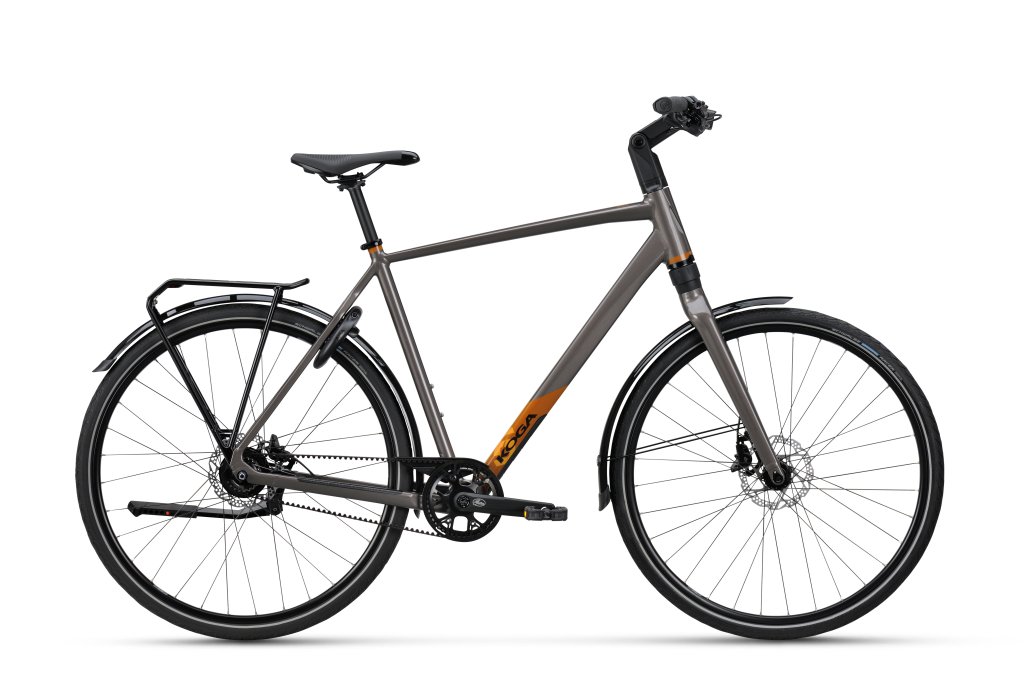 Ein Fahrrad mit Diamantrahmen vor weißem Hintergrund