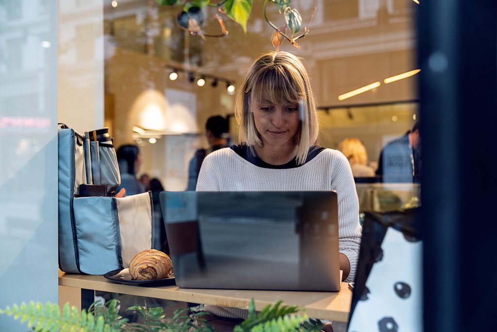 Eine Frau sitzt an einem Laptop.