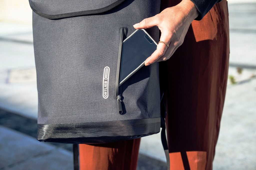 Handy in Fach von Fahrradrucksack