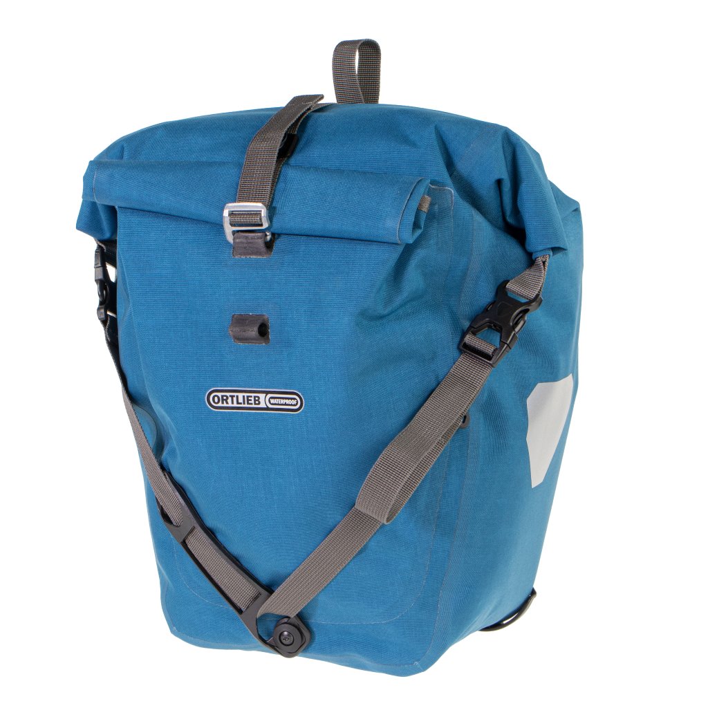 Freisteller einer geschlossenen blauen Hinterradtasche.