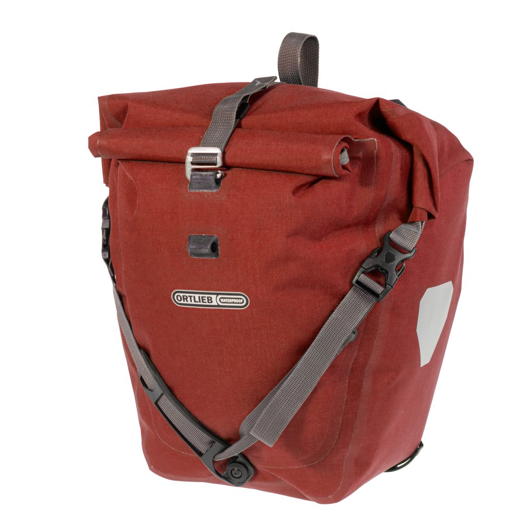 Freisteller einer geschlossenen roten Hinterradtasche.