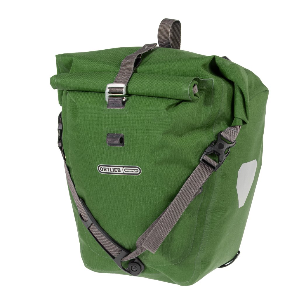 Freisteller einer geschlossenen grünen Hinterradtasche.