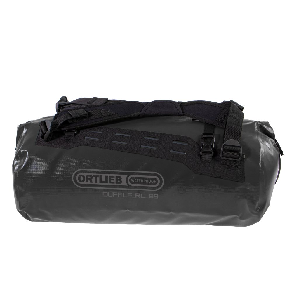 Freisteller einer schwarzen Sport- und Reisetasche.