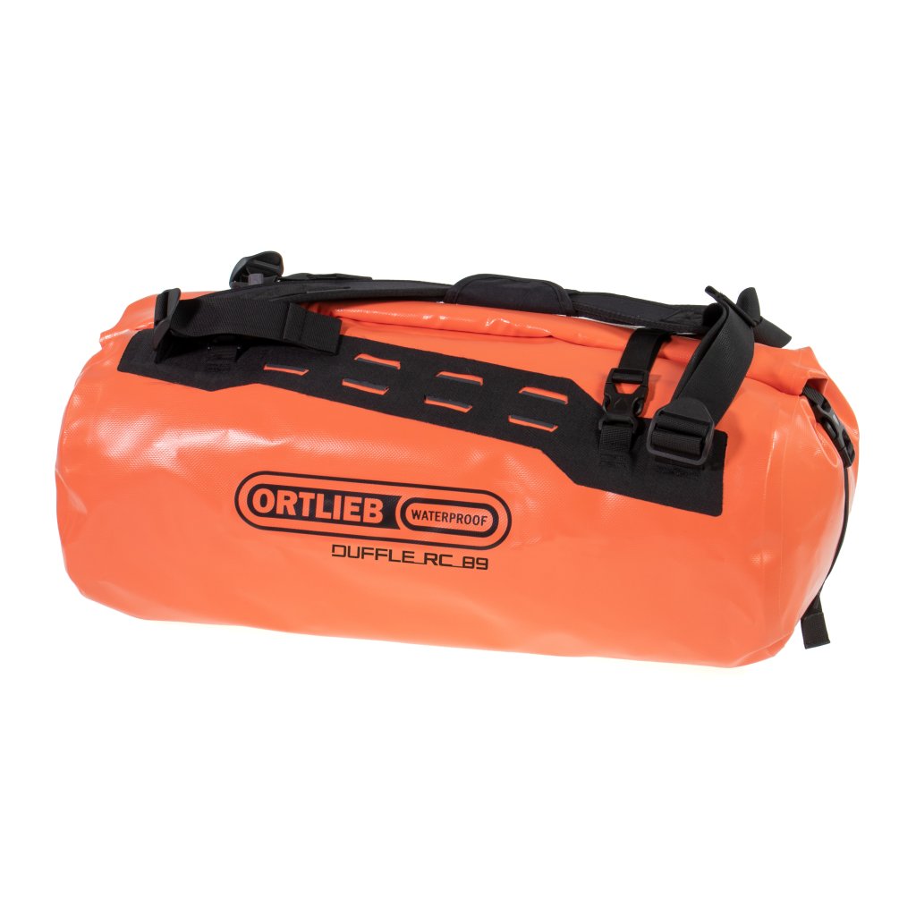 Freisteller einer orangen Sport- und Reisetasche.