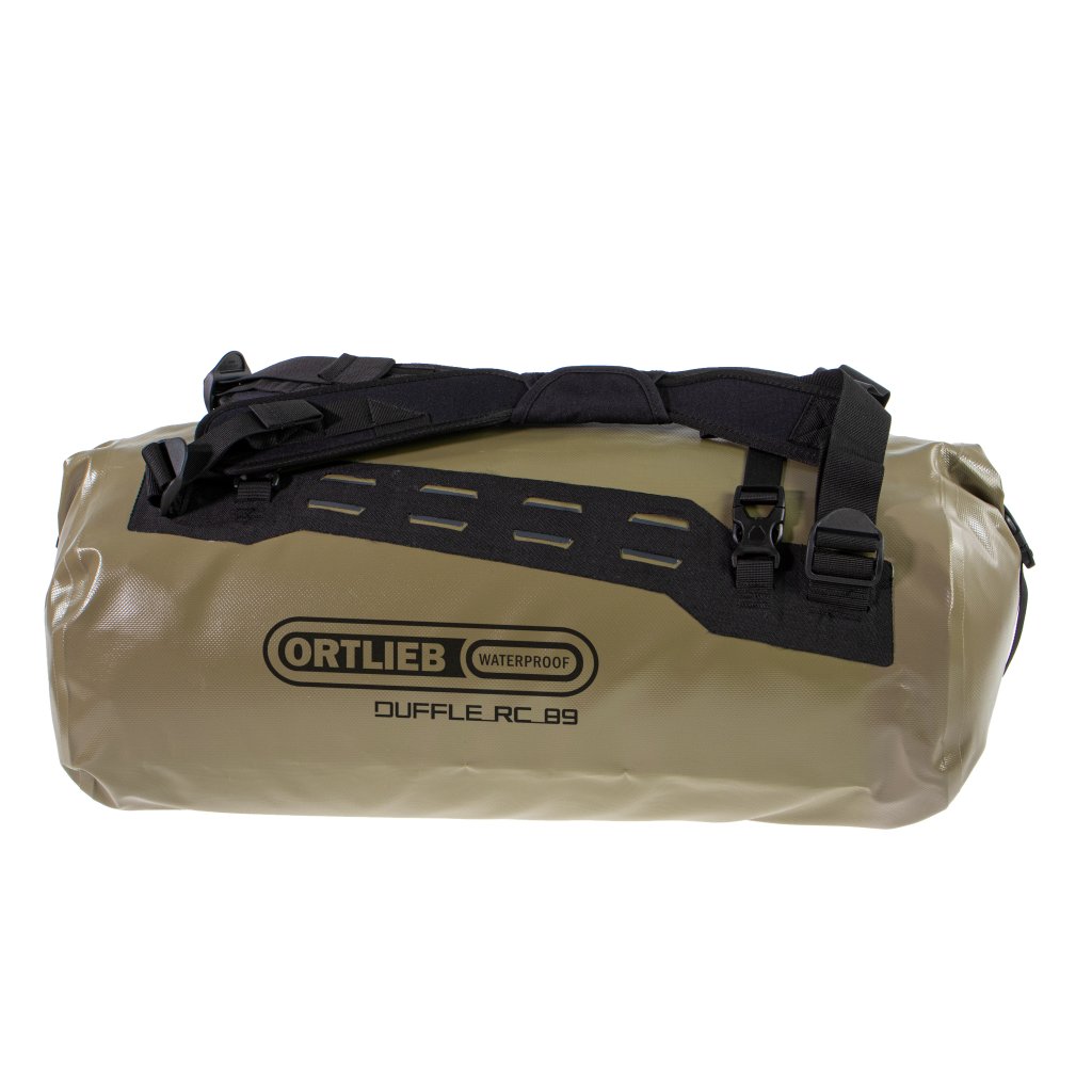 Freisteller einer olivgrünen Sport- und Reisetasche.