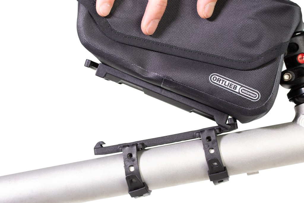 Freisteller einer Oberrohrtasche, die gerade aus der Befestigung gelöst wird.