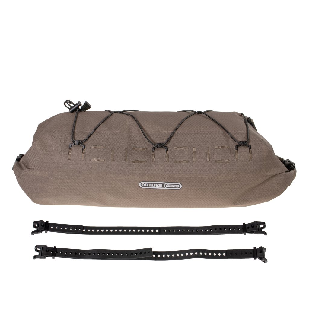 Das Foto zeigt Ortliebs Packsack „Dry-Pack“ in der Farbe „Dark Sand“ von vorn und zwei Gummi-Straps, die zur Montage mitgeliefert werden.