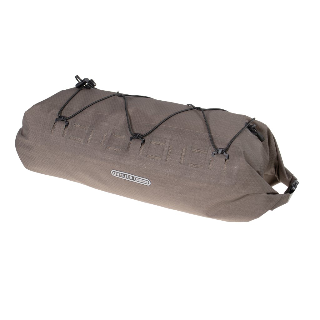 Das Foto zeigt Ortliebs Packsack „Dry-Pack“ in der Farbe „Dark Sand“ von vorn und vor weißem Hintergrund.