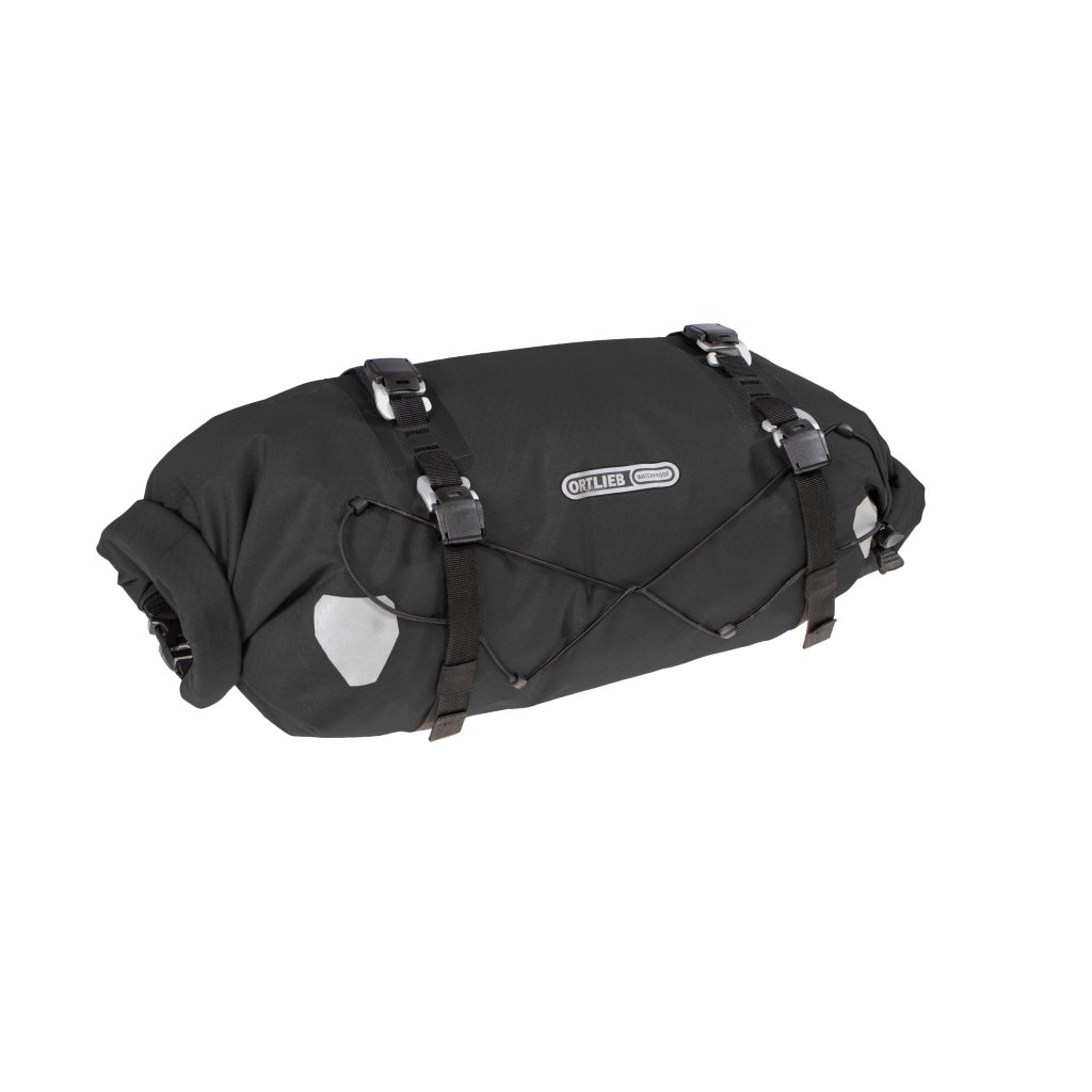 Das Foto zeigt Ortliebs Lenkerrolle „Handlebar Pack Flex“ in Schwarz von vorn und vor weißem Hintergrund.