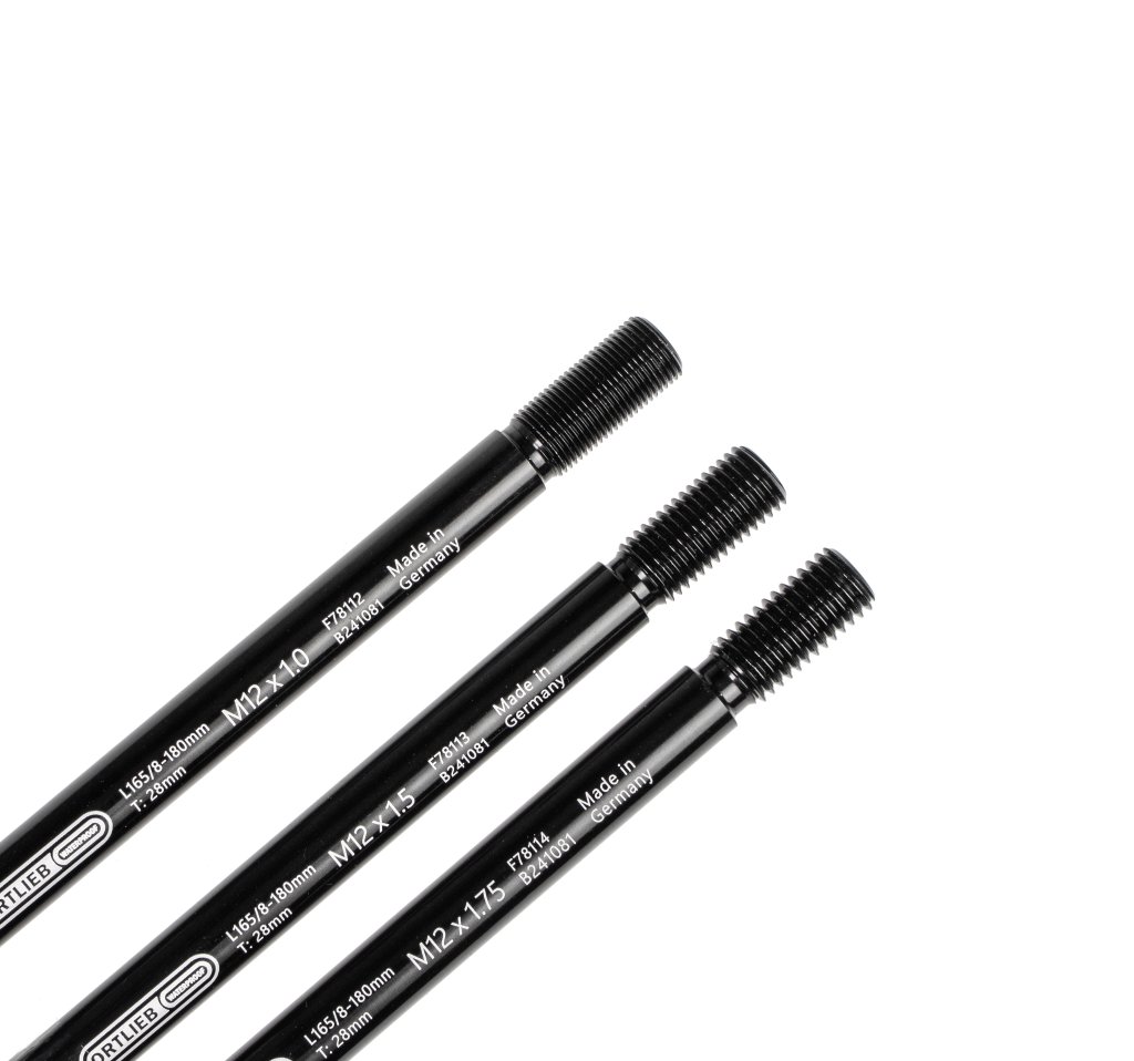 Das Foto zeigt drei Adapter-Steckachsen von Ortlieb für den Gepäckträger „Quick Rack XL“, die für die unterschiedlichen Achsgewinde erhältlich sind.