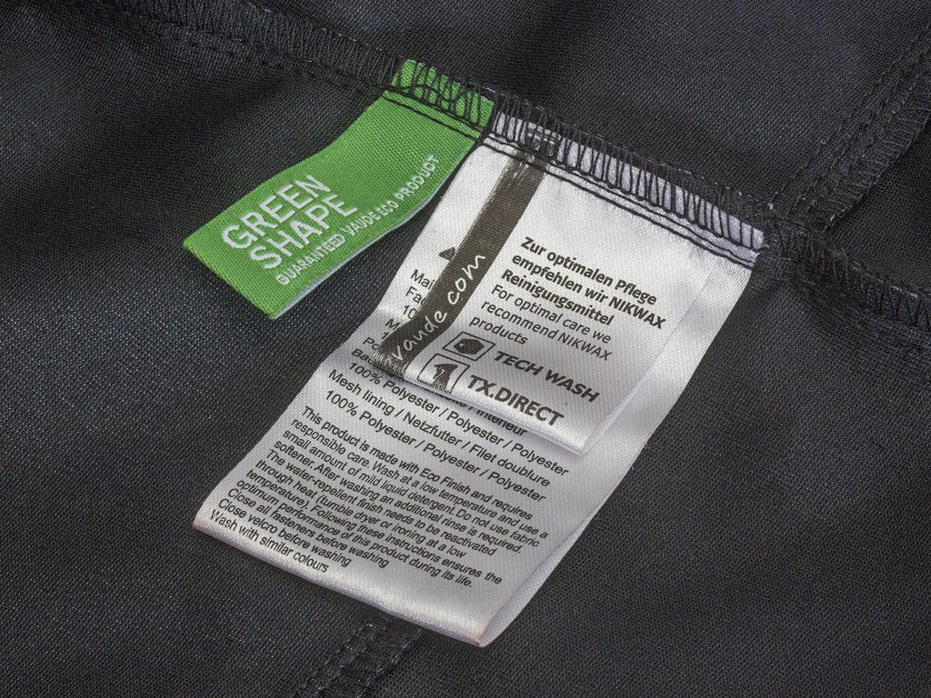 Etiketten mit Pflegehinweisen in einem Kleidungsstück.