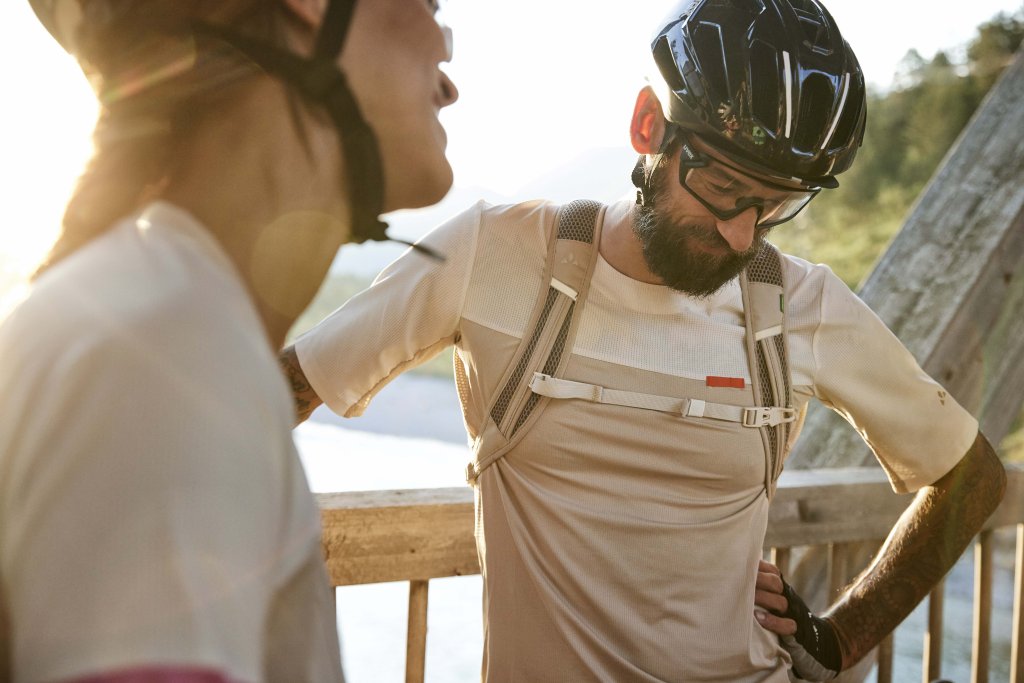 Personen mit Fahrradhelm
