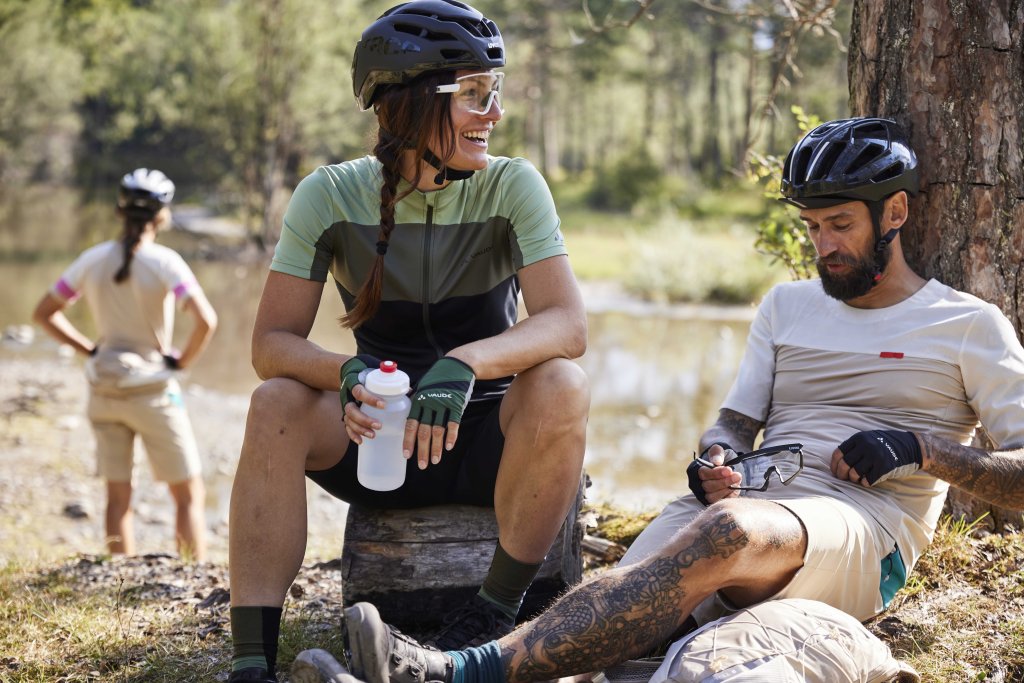 Radfahrende machen Pause an See