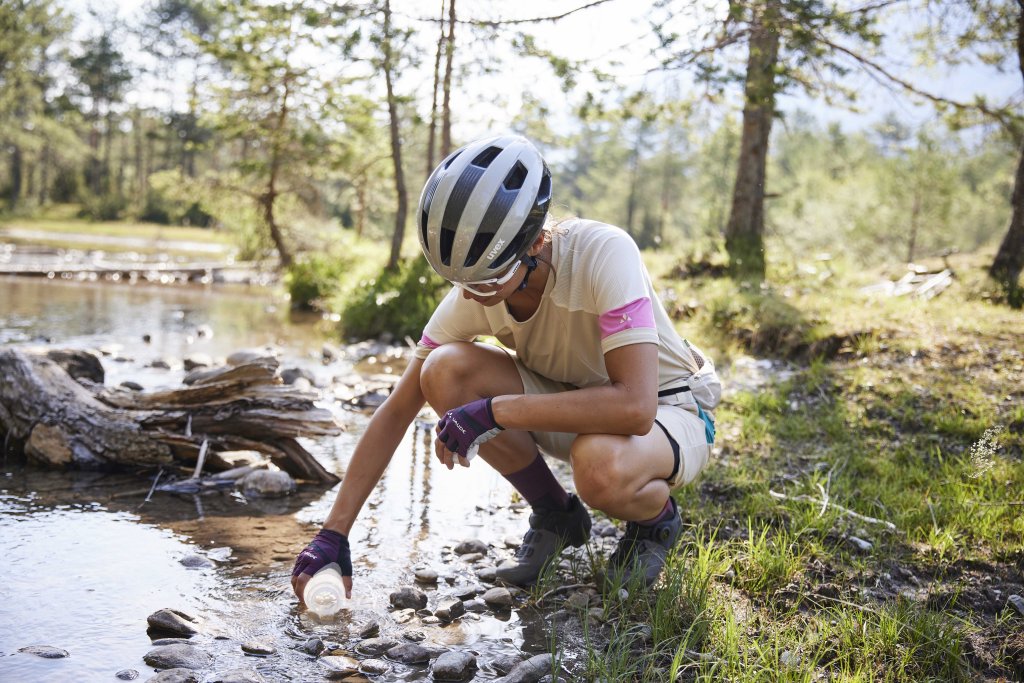 Radfahrerin an Bach