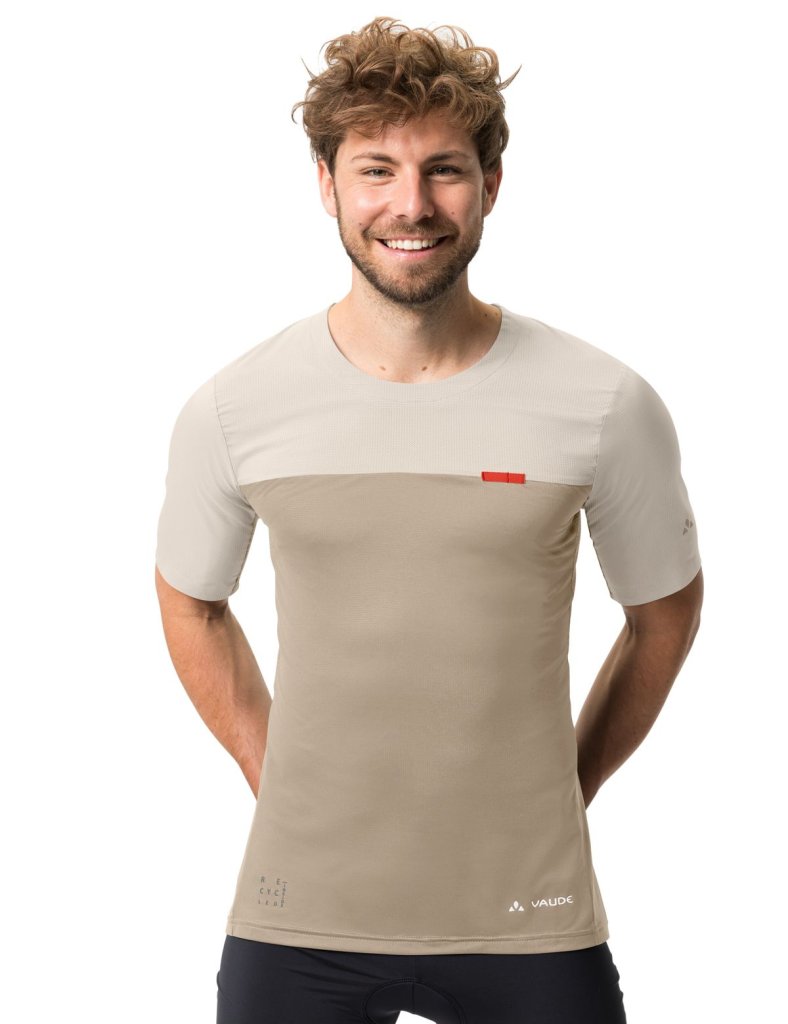 Mann mit Fahrrad-Shirt