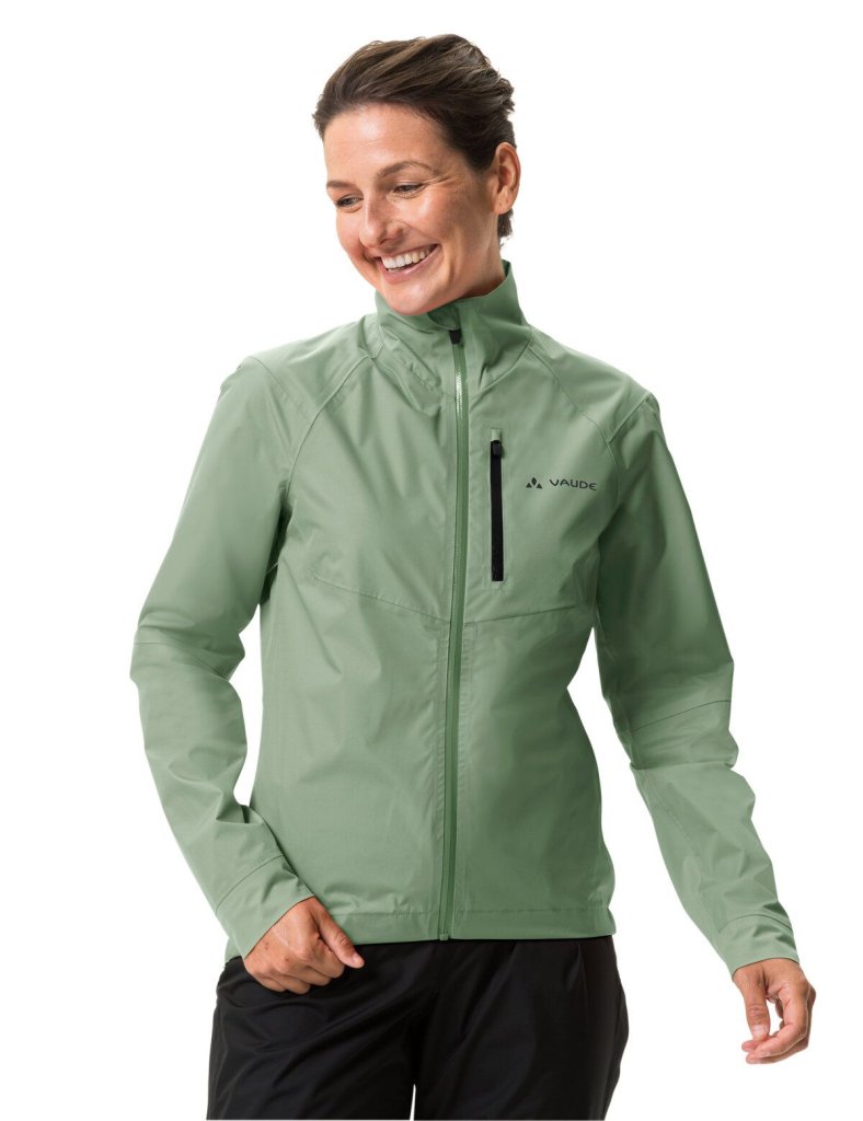 Eine Frau in einer grünen Jacke vor weißem Hintergrund