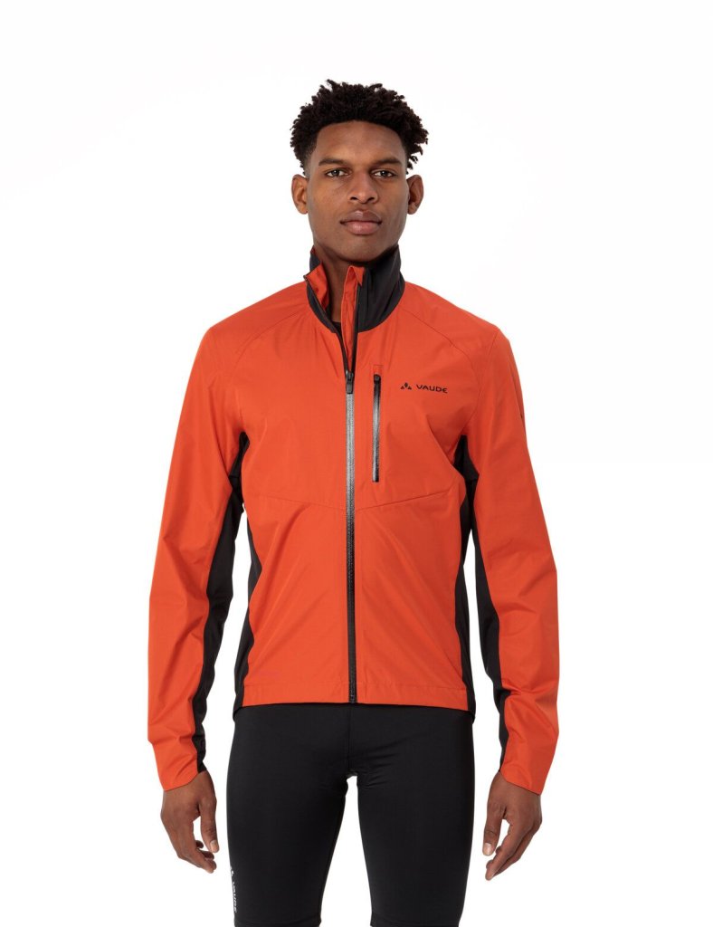 Ein Mann in einer roten Jacke vor weißem Hintergrund