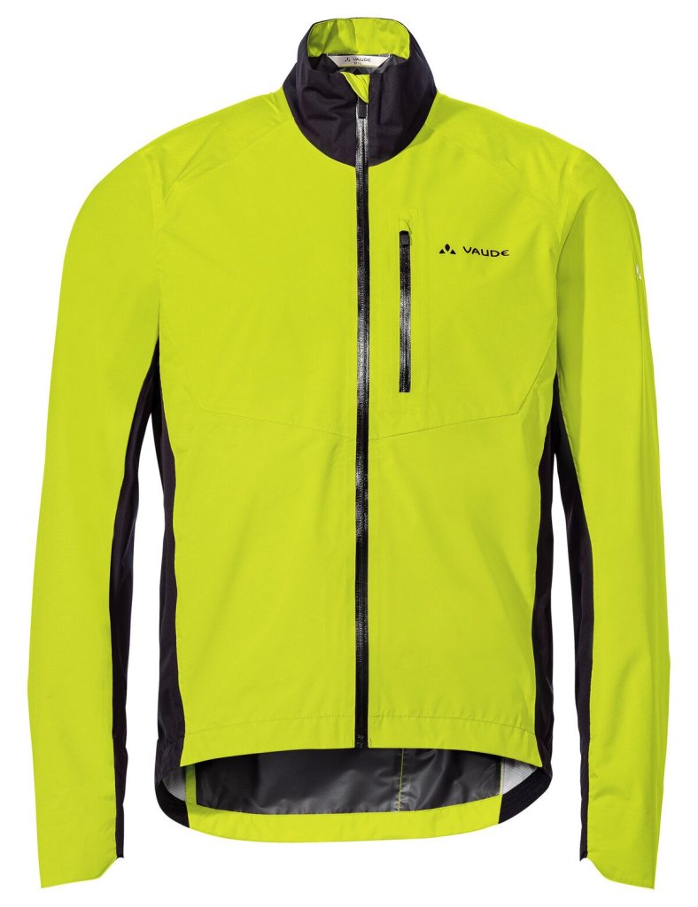 Eine neongelbe Jacke vor weißem Hintergrund