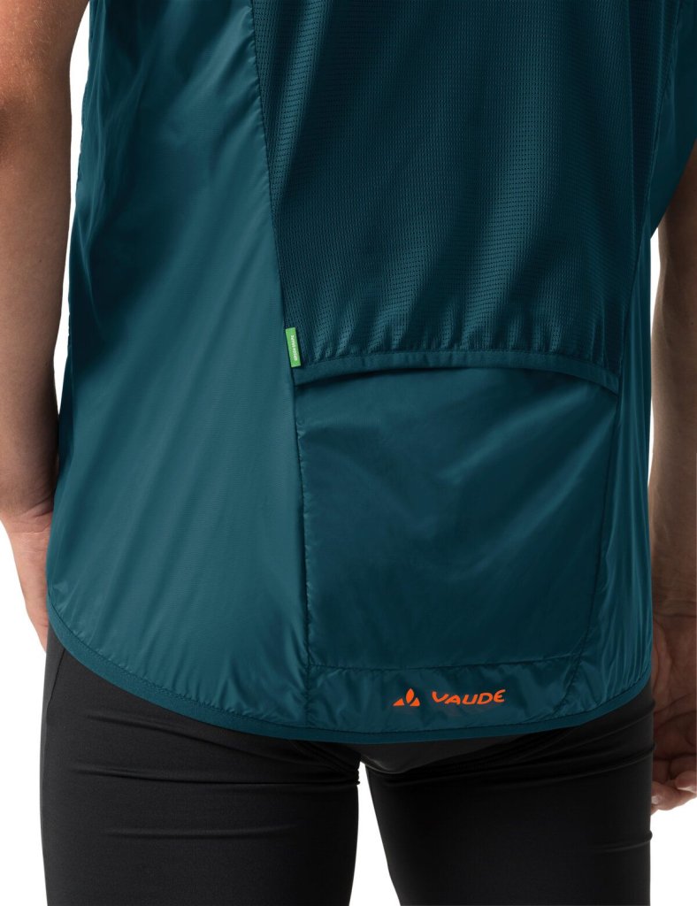 Der untere Rückenteil einer Windweste mit dem Logo der Firma Vaude