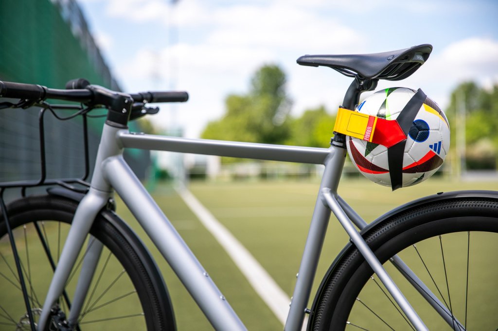 Ein Fußball wurde mit einer Halterung am Fahrrad angebracht.