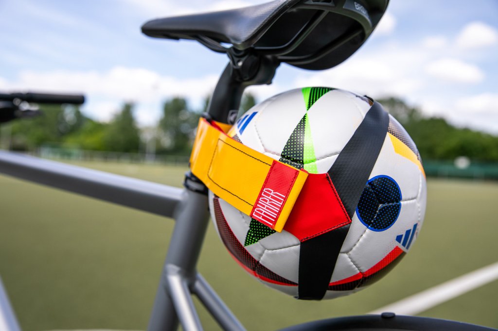 Ein Fußball wurde mit einer Halterung am Fahrrad angebracht.