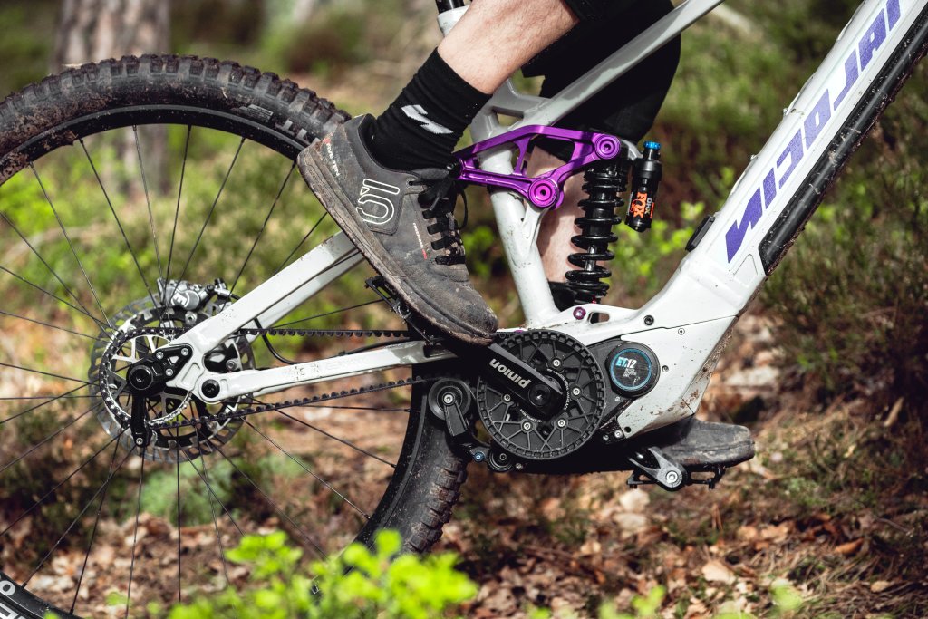 Detailansicht des Antriebs eines E-Mountainbikes während der Fahrt im Gelände