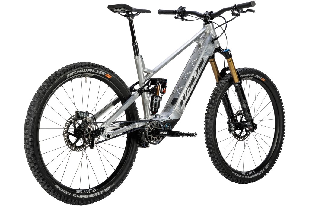 Ein E-Mountainbike mit Zentralgetriebe vor weißem Hintergrund