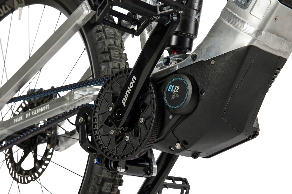 Detailansicht eines E-Bike-Motors und der Kurbel daran