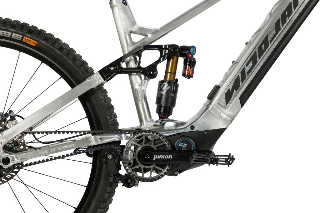 Detailansicht des Bereichs um Kurbel, Motor und Schaltgetriebe eines E-Bikes