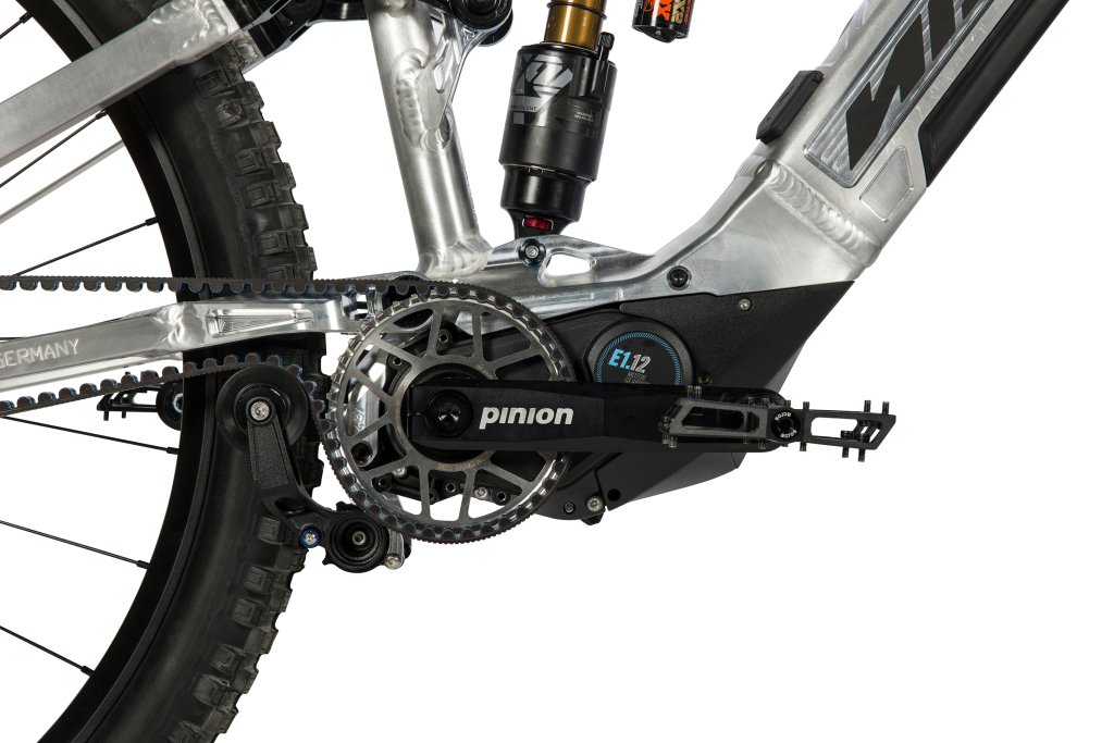 Der Bereich um Kurbel und Motor eines E-Mountainbikes mit Antirebsriemen