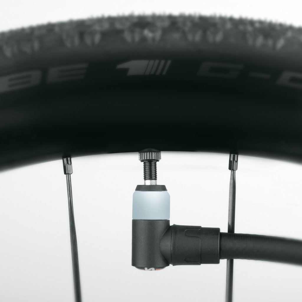 Das Foto zeigt den Kopf der Pumpe „Air Explorer 10.0“ von SKS Germany, der auf einem Schwalbe-Clik-Valve-Ventil sitzt.