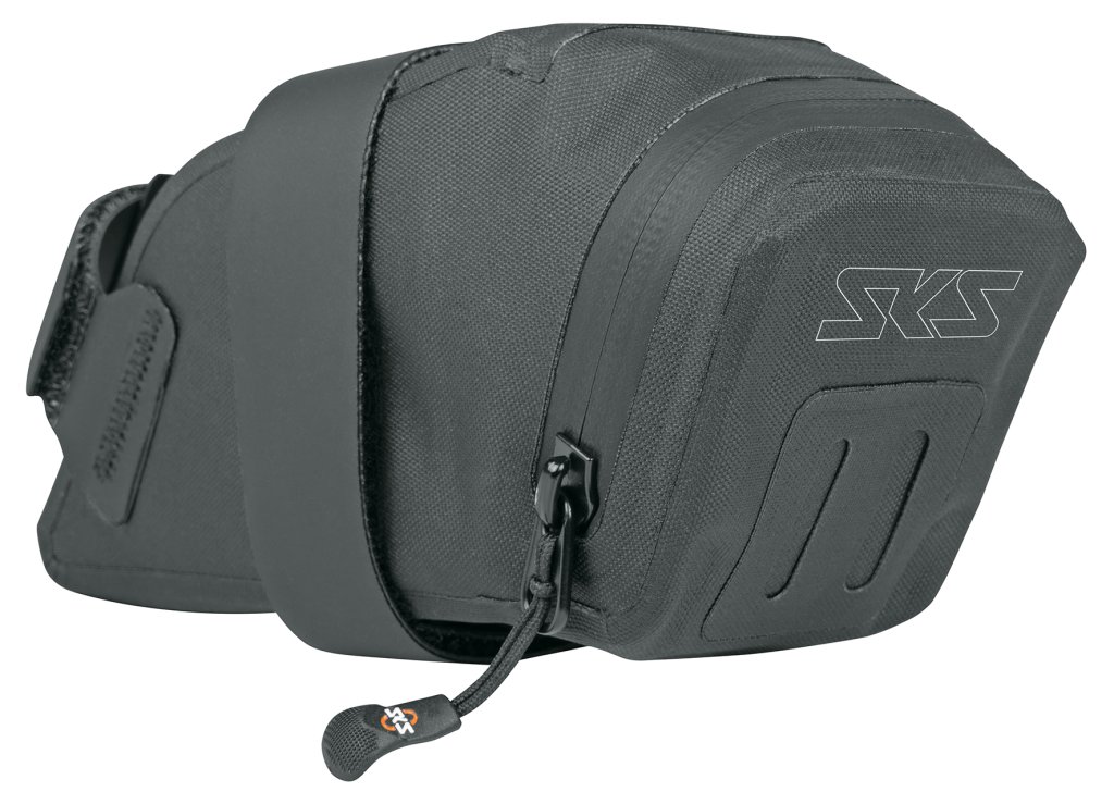 schwarze satteltasche von der seite fotografiert.