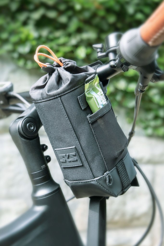 Lenkertasche mit Kordelzug an einem Fahrradlenker.