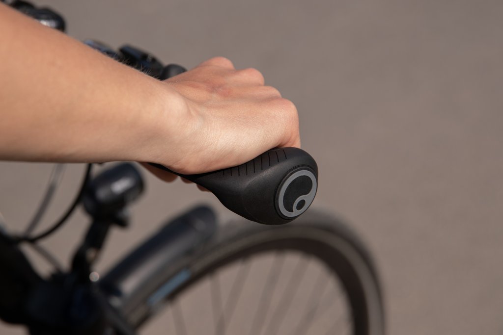 Hand greift per Standardgriff an Lenker.