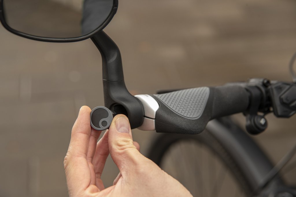 Detailaufnahme der Befestigung eines Fahrradrückspiegels am Lenkergriff