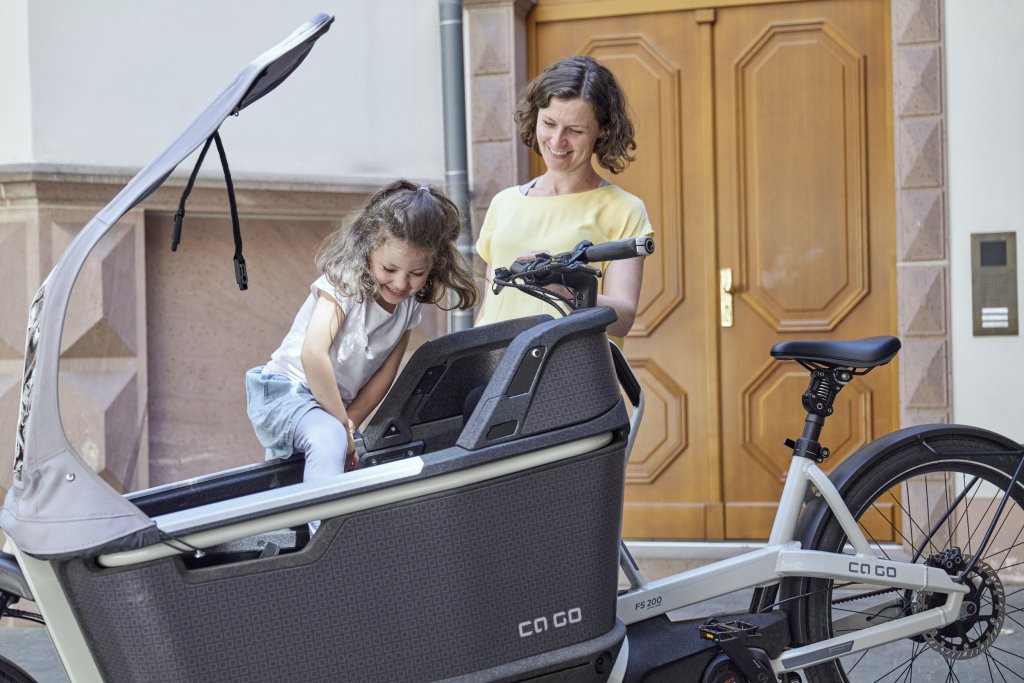 Kind und Frau mit Lastenrad