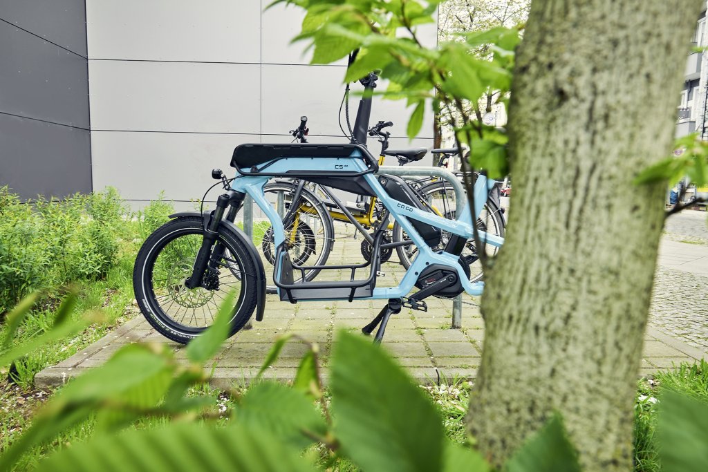 Cargobike steht auf Fahrradstellplatz.
