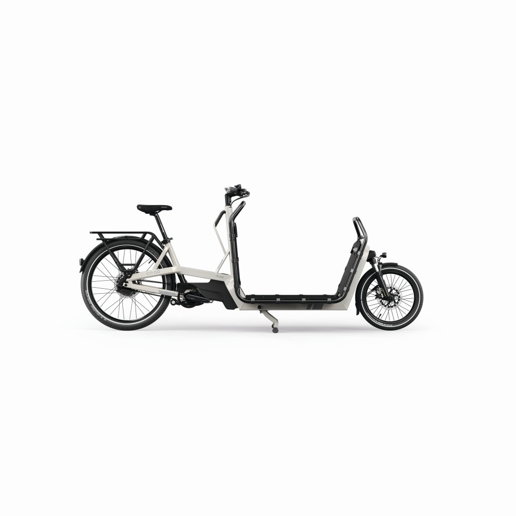 Ein E-Cargobike mit Ladefläche vorne vor weißem Hintergrund.