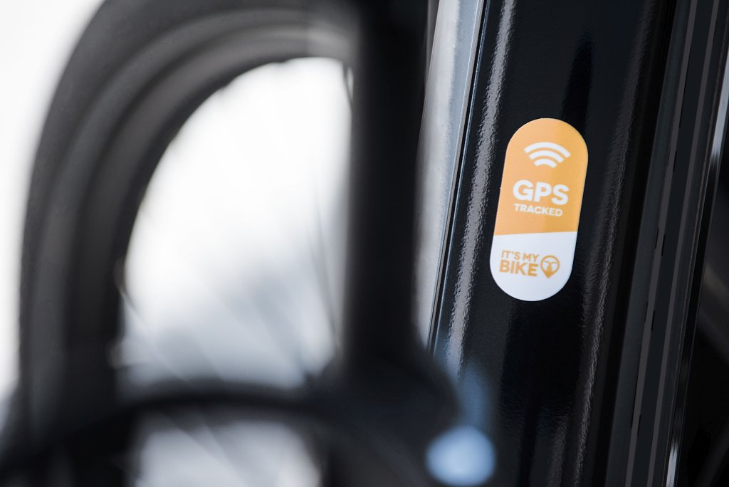 Ein GPS-Logo auf einem schwarzen Gegenstand.