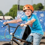 Coole Skater-Optik und optimale Schutzwirkung durch die weit heruntergezogene Form machen diesen Helm bei sportlichen Kids beliebt. 